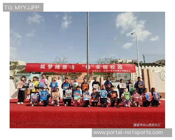 足球场上队员们戴上不同风格的头饰展现个性与团队精神